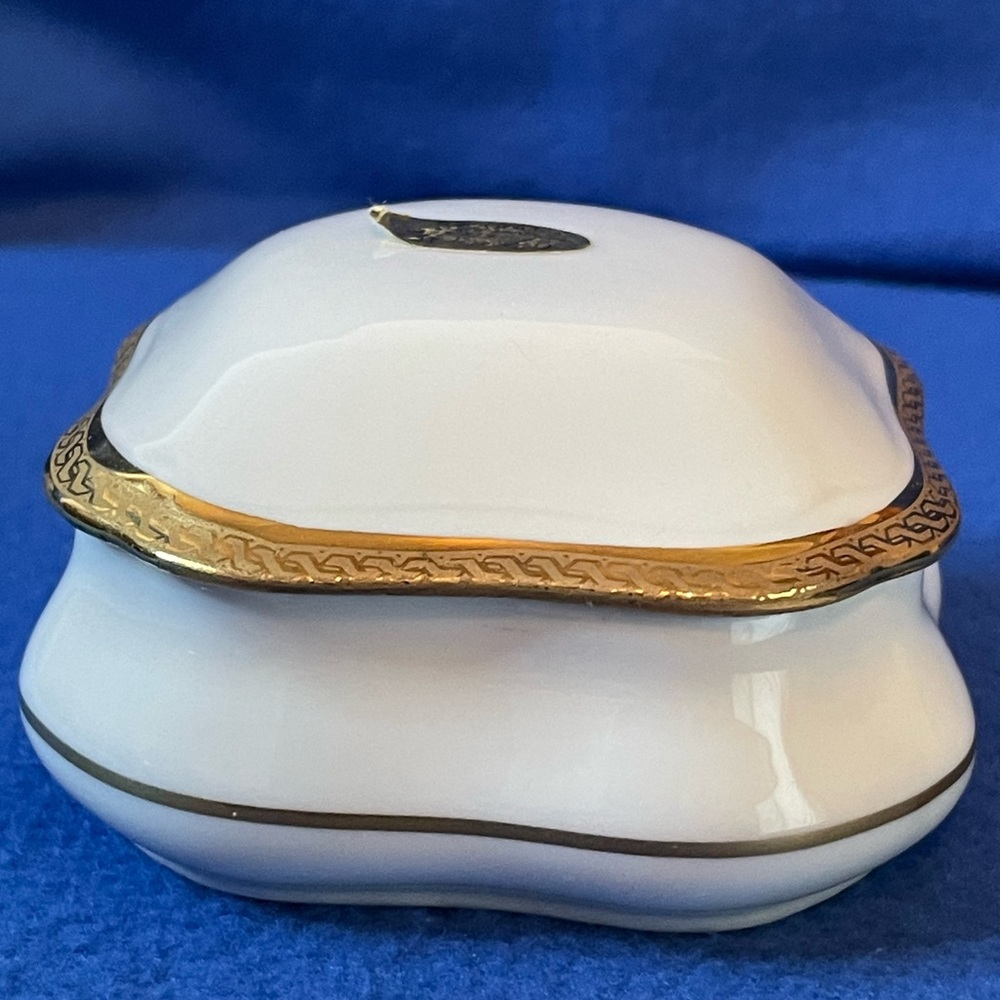 LIMOGES FRANCE Porcelain Trinket Box. NWT L’etoile Collection.
